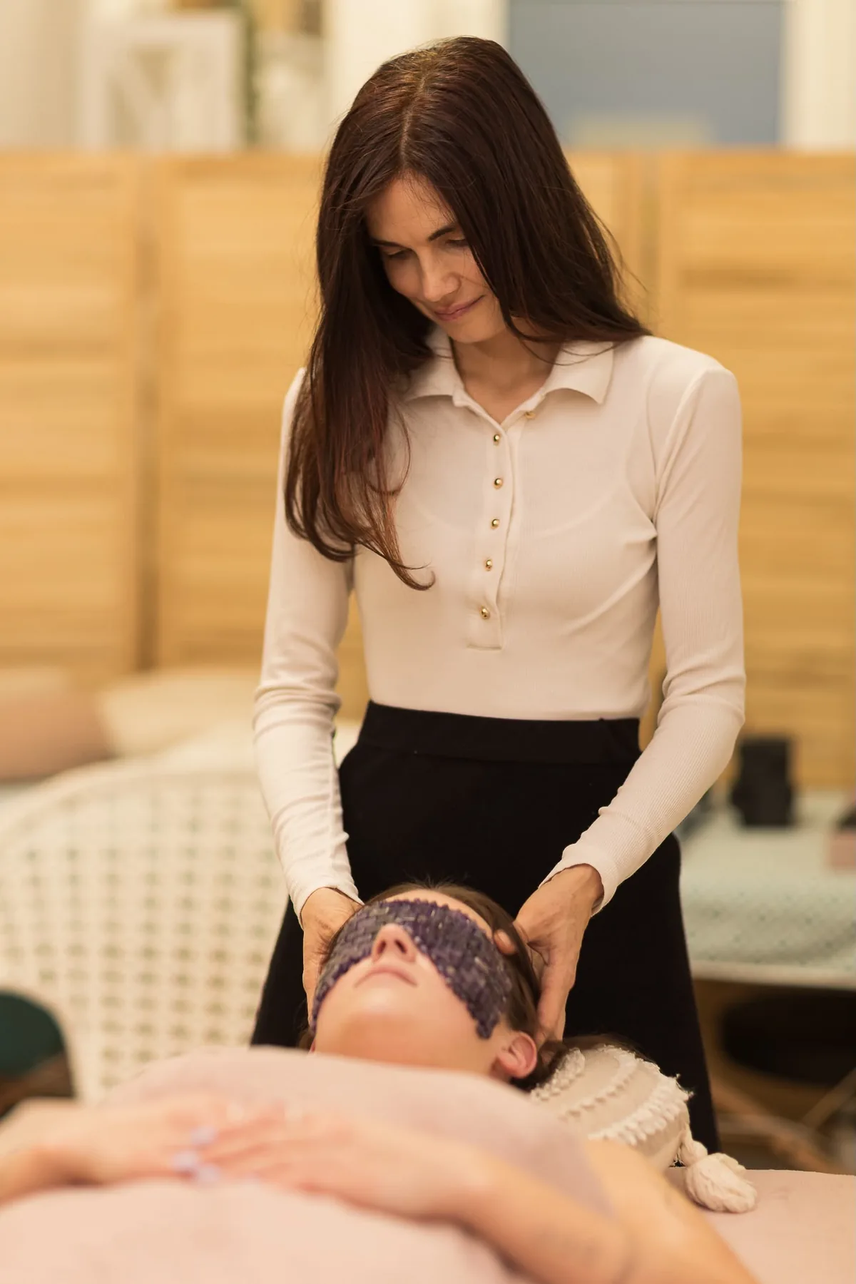 Silvia Duníková pri ošetrení pleti klientky v salóne Elisi